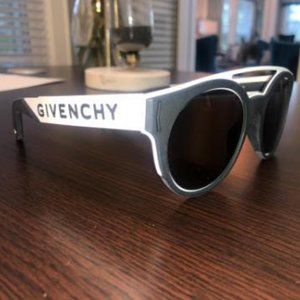 Givenchy Gv7016 Sunglasses